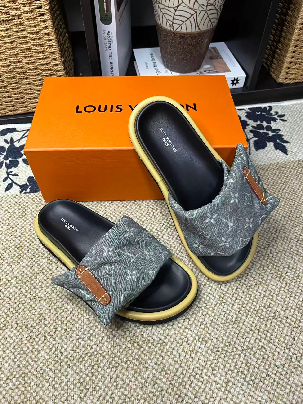 P340 [New Style] [LOUIS VUITTON] Louis Vuitton, LV printing, men's and women's slippers are now on the market, packed in drawer boxes with cloth bags and cards, the upper pattern looks very soft and waxy, and is a super versatile leg slimming tool. Fabric: imported denim/canvas/old fabric, LV hardware LOGO, official website pattern printing, comfortable to wear, feet: high-elastic PU water table. Sole: foam sole, heel height: about 5cm. Code number: 35-46, 35, 45, 46 are custom-made and non-returnable. Color: multiple colors and styles available.